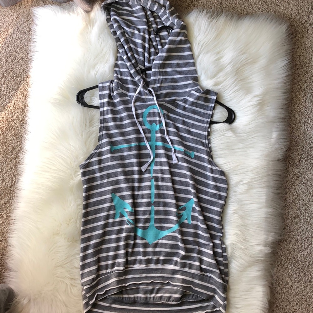 Women’s casual sleeveless shirt with hoodie